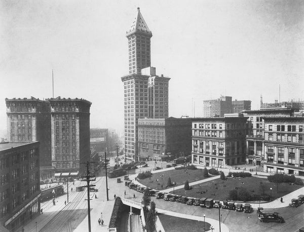 A 1923 view of the Smith Tower (designed by architects Gaggin & Gaggin), and the Frye Hotel (designed by architects Bebb & Mendel) is to the left at Third Avenue and Yesler Way. The King County Courthouse (designed by architect A. Warren Gould) is to the right and City Hall Park is in the foreground. Courtesy Seattle Public Library