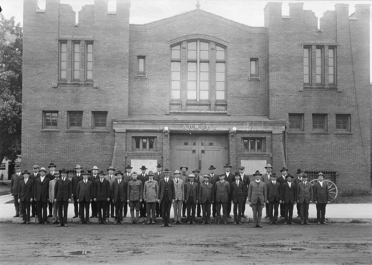 A group of soldiers in front of the St. Peter Armory on Minnesota Avenue, circa 1918. Courtesy Nicollet County Historical Society