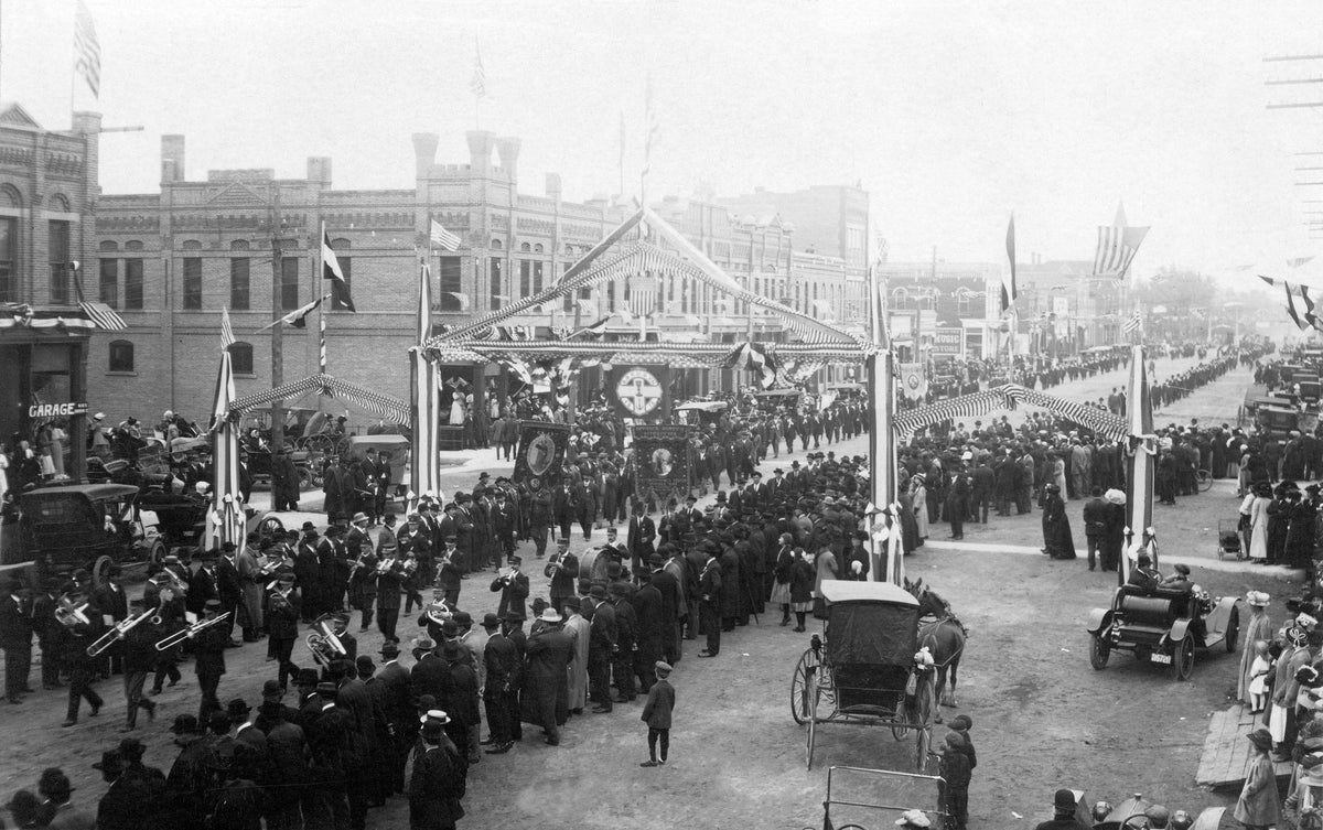 The German Catholic Benevolent Association marching north on Minnesota Avenue for their convention in 1911. Courtesy Nicollet County Historical Society