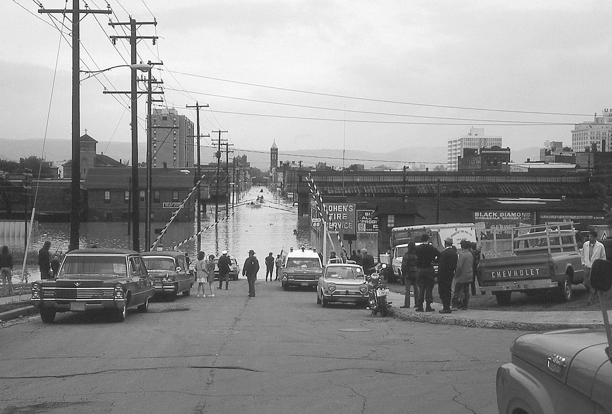 Wilkes-Barre residents view flooding on Northampton Street. Leonard Martin ^^ center light rgba(40,40,35,0.5)