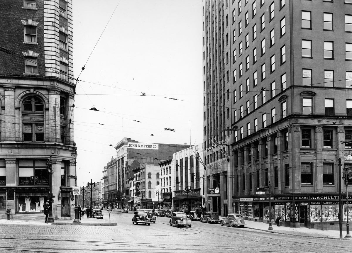 Looking up the north side of North Pearl Street from State Street in Albany, 1947. Courtesy Albany Public Library